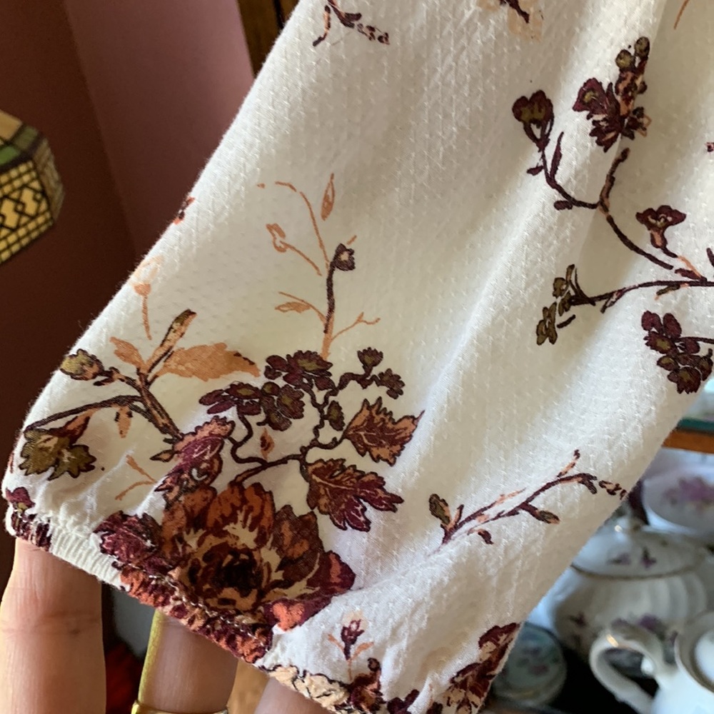 Full🤍Tilt floral rayon blouse with soft floral colors. GUC. No noted flaws. - Picture 5 of 8